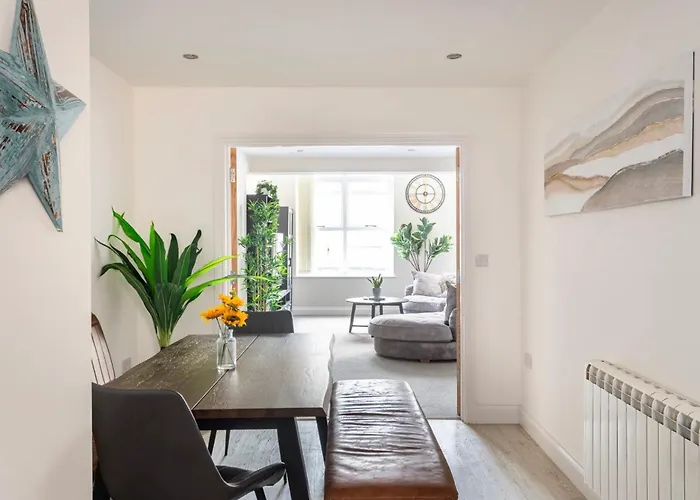 Beautiful 2 Bed Apartment Just Steps To The Beach