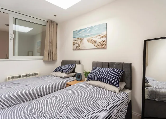 Beautiful 2 Bed Apartment Just Steps To The Beach