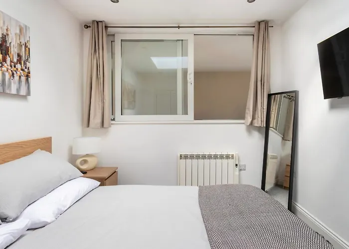 Beautiful 2 Bed Apartment Just Steps To The Beach