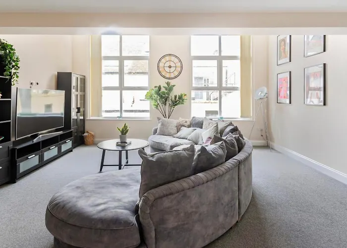 Beautiful 2 Bed Apartment Just Steps To The Beach