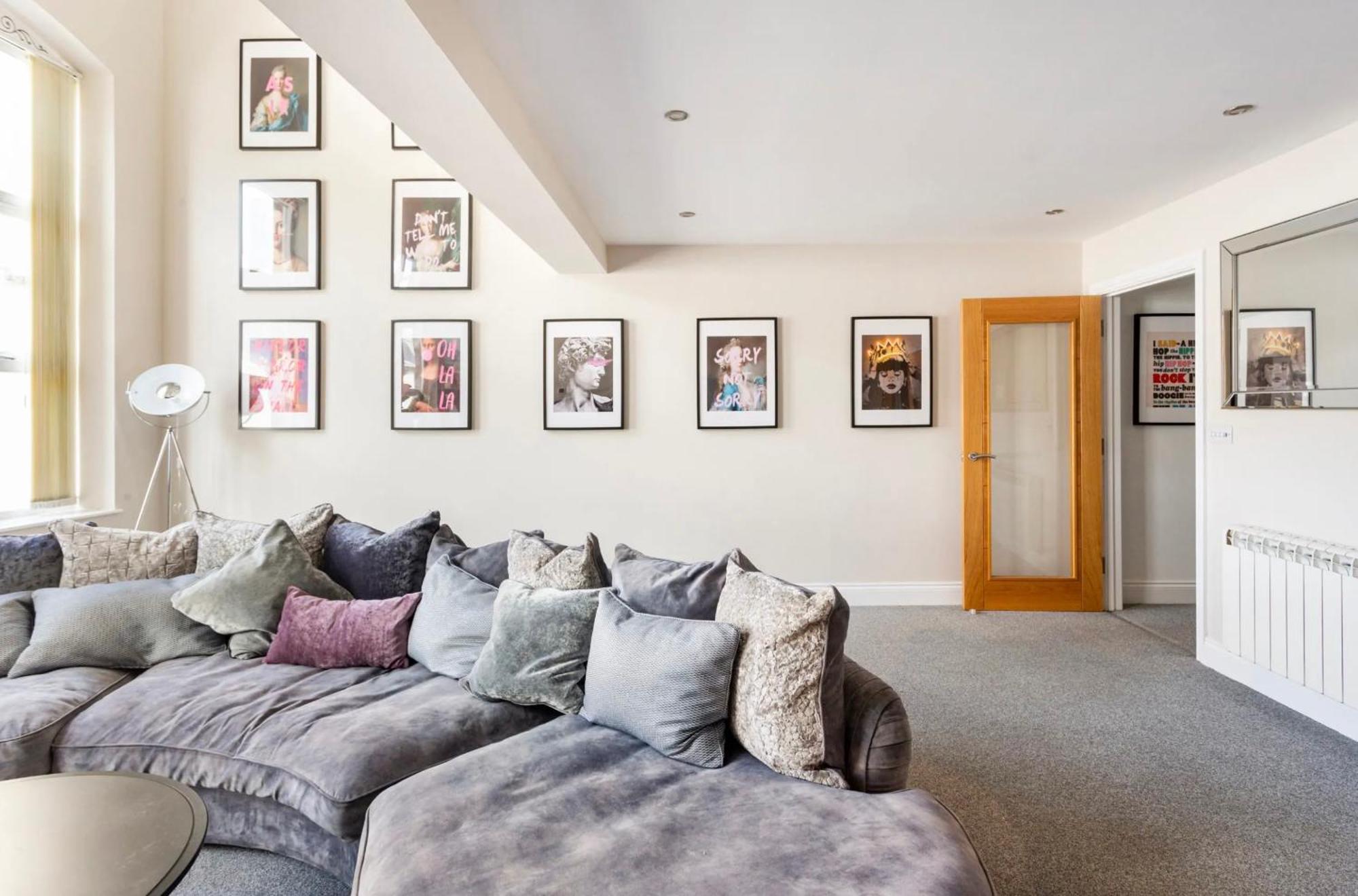 Beautiful 2 Bed Just Steps To The Apartment *