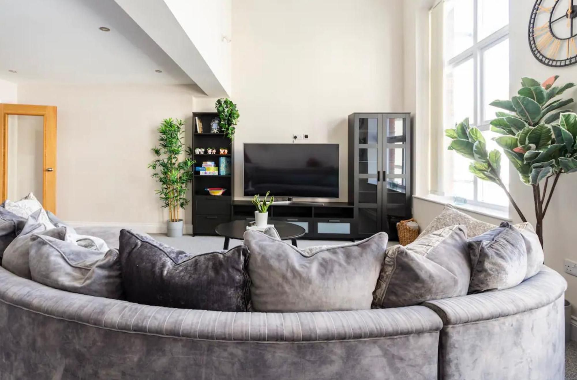 Beautiful 2 Bed Just Steps To The *