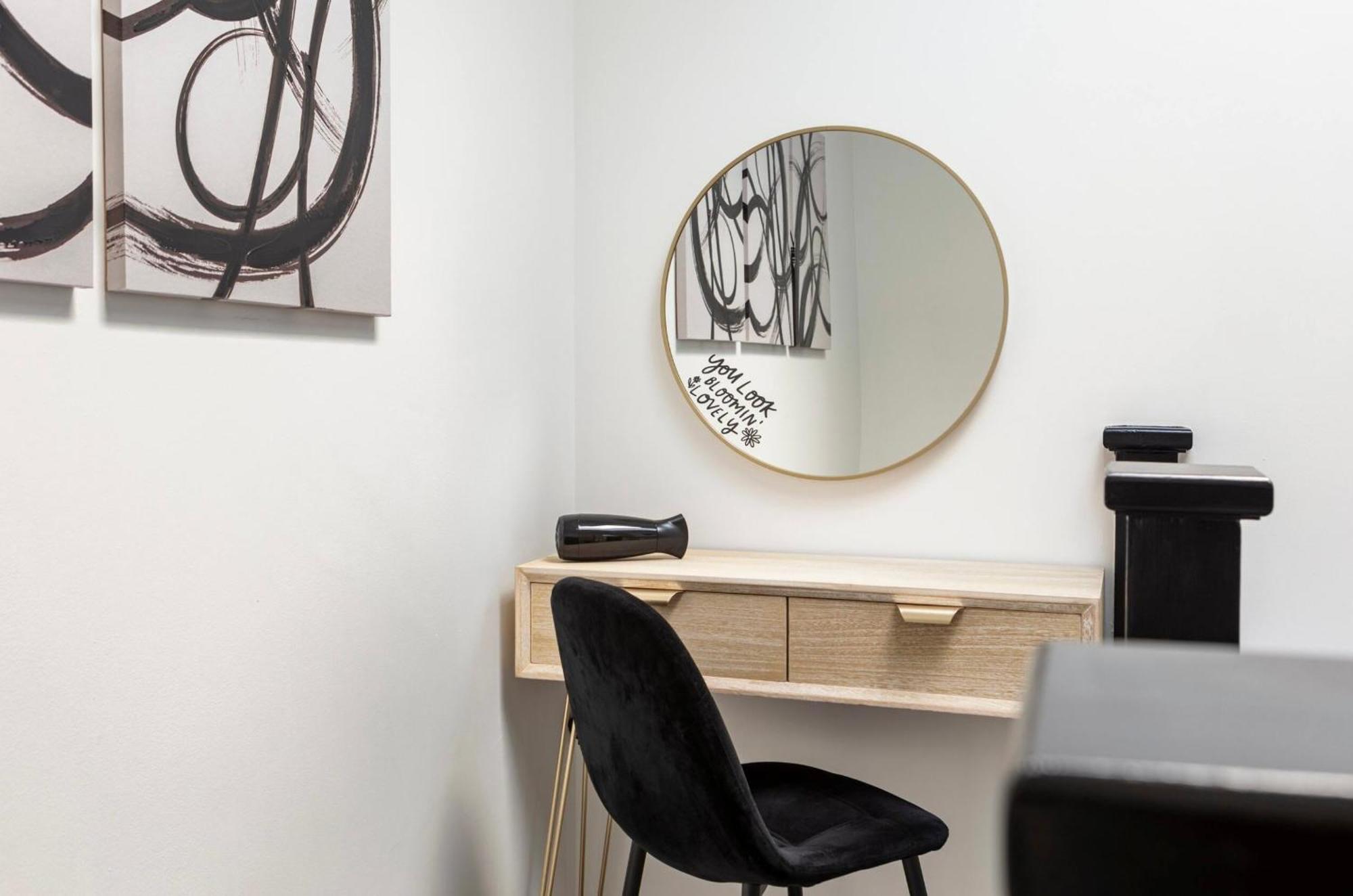 Apartment Beautiful 2 Bed Just Steps To The