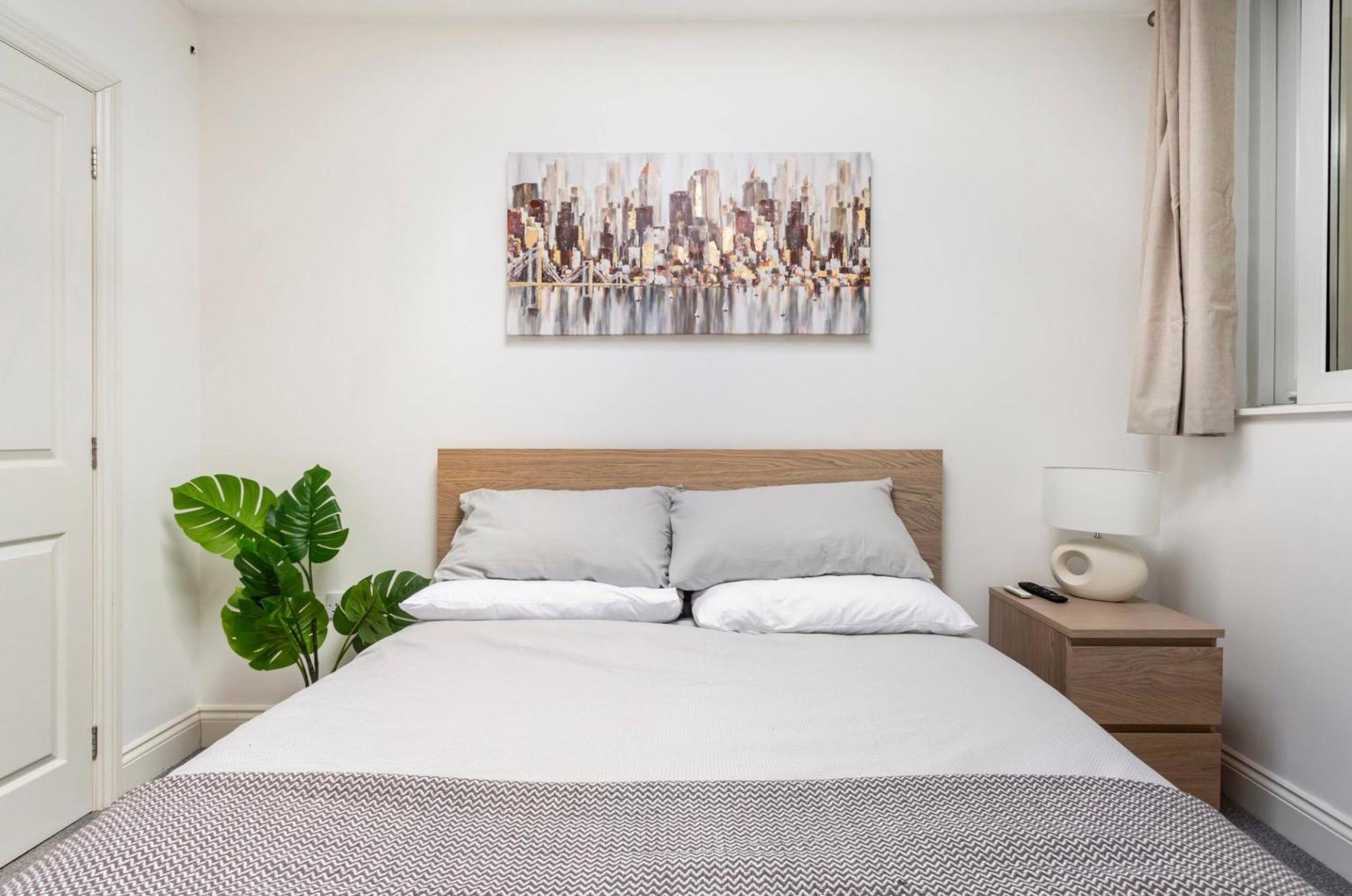 Beautiful 2 Bed Just Steps To The *