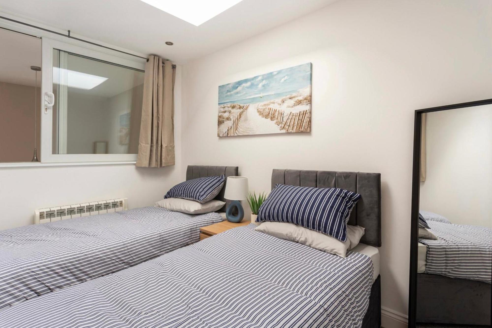Beautiful 2 Bed Just Steps To The Apartment Weymouth