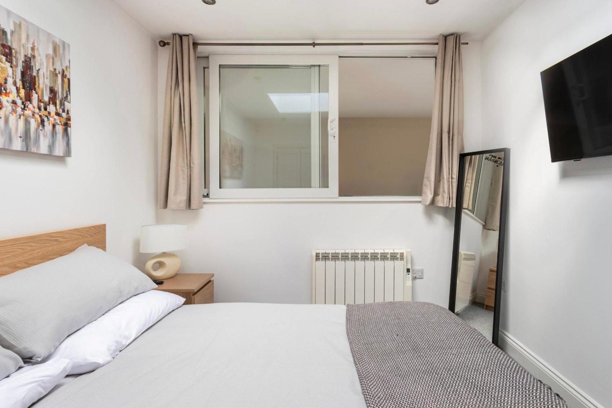 Beautiful 2 Bed Just Steps To The Apartment *