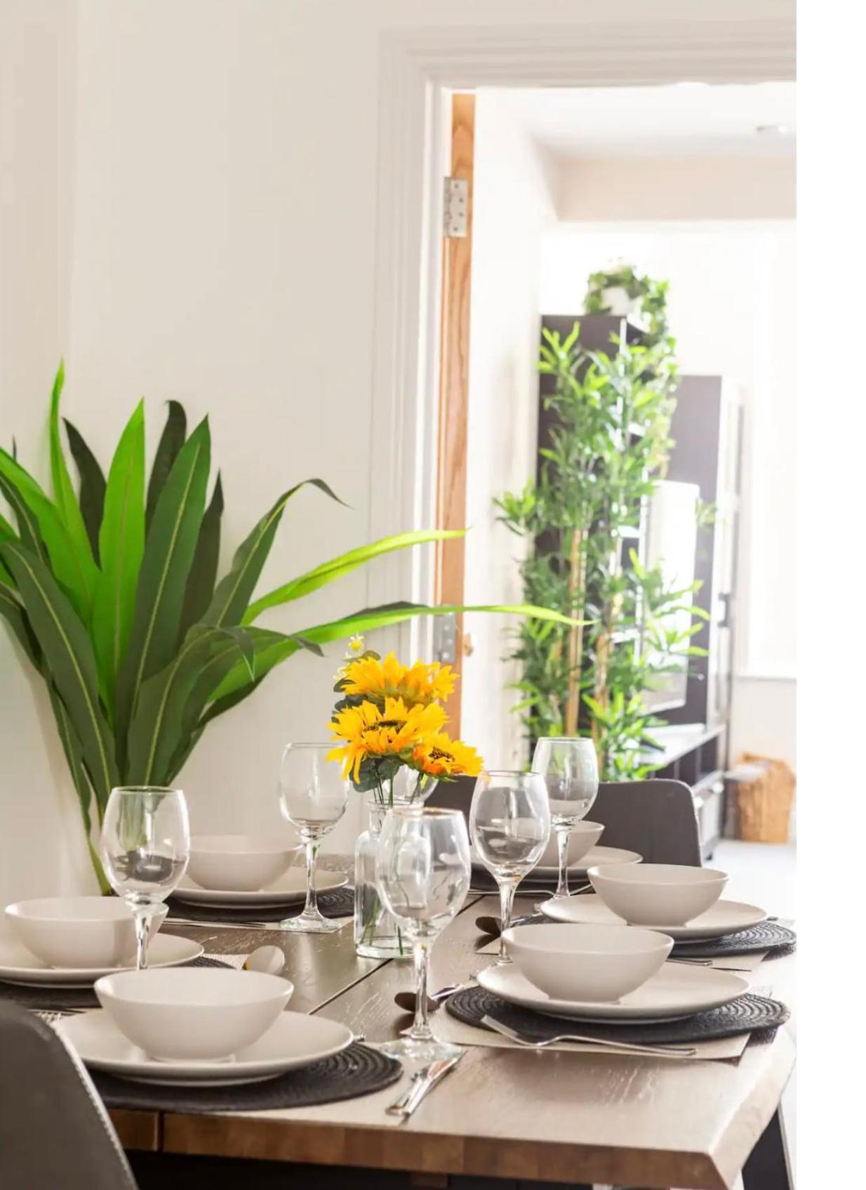 Apartment Beautiful 2 Bed Just Steps To The