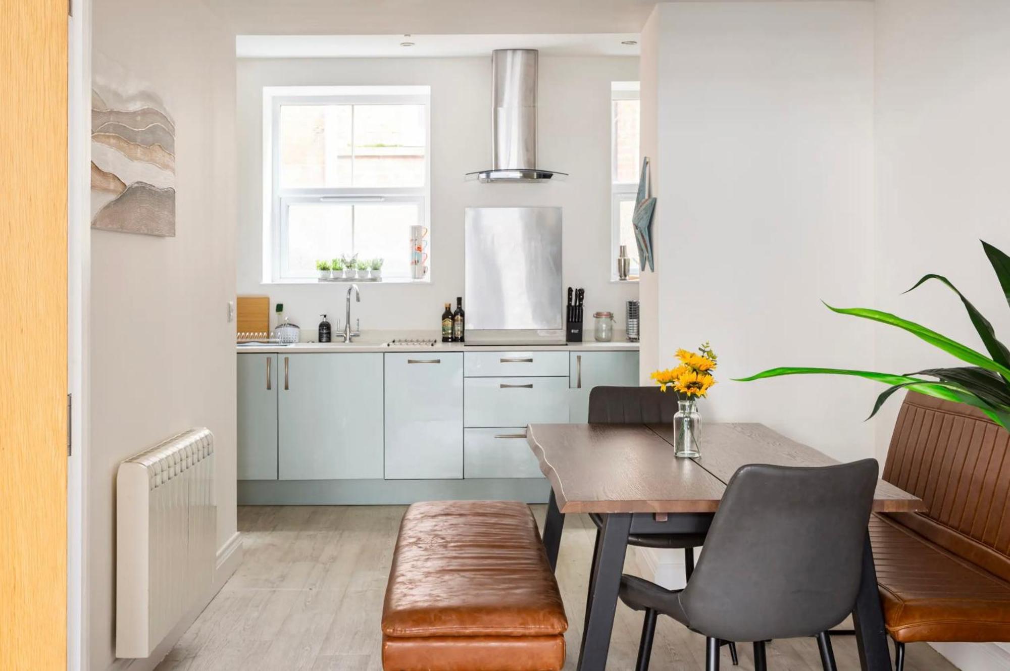 Beautiful 2 Bed Just Steps To The *